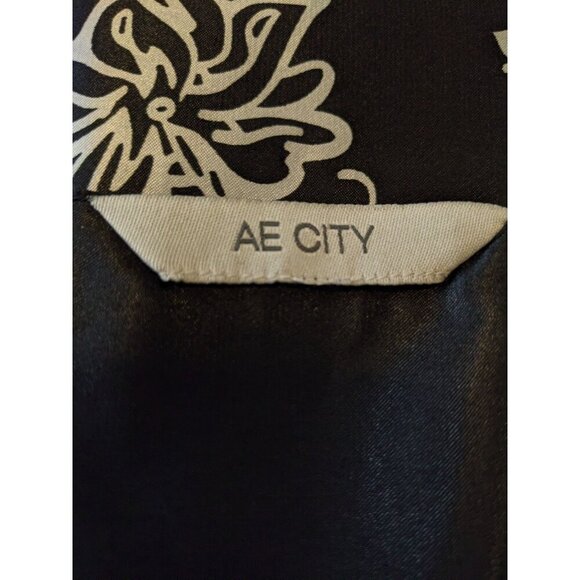 Womens Size 18 Sleeveless Faux Wrap Top Blouse Black White Floral Silky Sheen - Picture 6 of 7